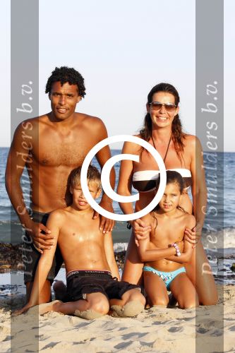 Ibiza 26 juli 2011
Pierre v Hooijdonk met vrouw en kinderen op het strand bij coco beach.
Peter Smulders bv