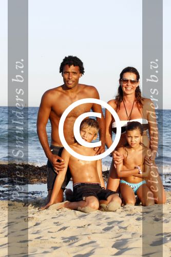 Ibiza 26 juli 2011
Pierre v Hooijdonk met vrouw en kinderen op het strand bij coco beach.
Peter Smulders bv