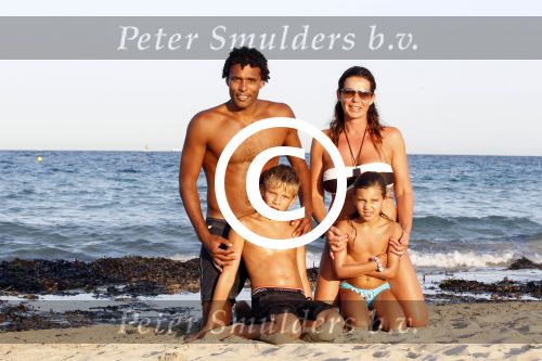 Ibiza 26 juli 2011
Pierre v Hooijdonk met vrouw en kinderen op het strand bij coco beach.
Peter Smulders bv