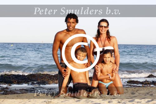 Ibiza 26 juli 2011
Pierre v Hooijdonk met vrouw en kinderen op het strand bij coco beach.
Peter Smulders bv