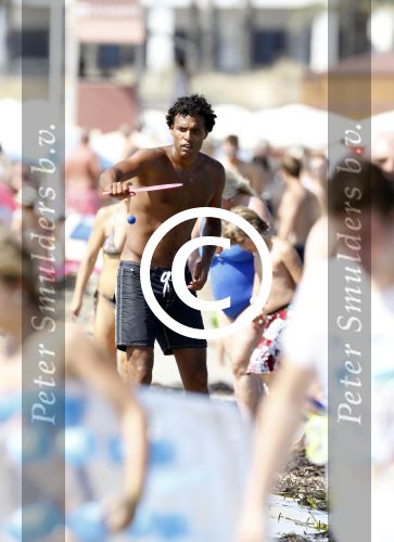 Ibiza 26 juli 2011
Pierre v Hooijdonk met vrouw en kinderen op het strand bij coco beach.
Peter Smulders bv