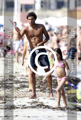 Ibiza 26 juli 2011
Pierre v Hooijdonk met vrouw en kinderen op het strand bij coco beach.
Peter Smulders bv