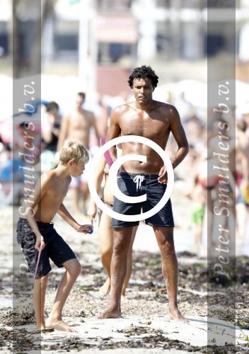 Ibiza 26 juli 2011
Pierre v Hooijdonk met vrouw en kinderen op het strand bij coco beach.
Peter Smulders bv
