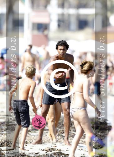 Ibiza 26 juli 2011
Pierre v Hooijdonk met vrouw en kinderen op het strand bij coco beach.
Peter Smulders bv