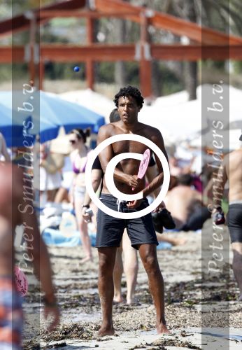 Ibiza 26 juli 2011
Pierre v Hooijdonk met vrouw en kinderen op het strand bij coco beach.
Peter Smulders bv