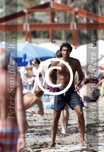 Ibiza 26 juli 2011
Pierre v Hooijdonk met vrouw en kinderen op het strand bij coco beach.
Peter Smulders bv
