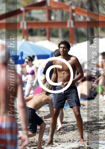 Ibiza 26 juli 2011
Pierre v Hooijdonk met vrouw en kinderen op het strand bij coco beach.
Peter Smulders bv