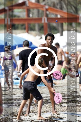 Ibiza 26 juli 2011
Pierre v Hooijdonk met vrouw en kinderen op het strand bij coco beach.
Peter Smulders bv