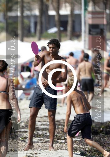 Ibiza 26 juli 2011
Pierre v Hooijdonk met vrouw en kinderen op het strand bij coco beach.
Peter Smulders bv