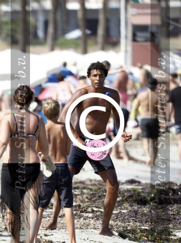 Ibiza 26 juli 2011
Pierre v Hooijdonk met vrouw en kinderen op het strand bij coco beach.
Peter Smulders bv