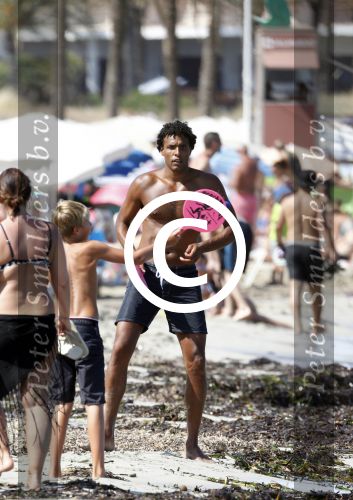 Ibiza 26 juli 2011
Pierre v Hooijdonk met vrouw en kinderen op het strand bij coco beach.
Peter Smulders bv