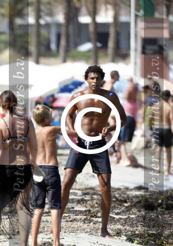 Ibiza 26 juli 2011
Pierre v Hooijdonk met vrouw en kinderen op het strand bij coco beach.
Peter Smulders bv