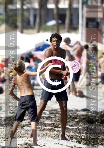 Ibiza 26 juli 2011
Pierre v Hooijdonk met vrouw en kinderen op het strand bij coco beach.
Peter Smulders bv