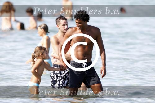 Ibiza 26 juli 2011
Pierre v Hooijdonk met vrouw en kinderen op het strand bij coco beach.
Peter Smulders bv