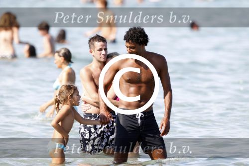 Ibiza 26 juli 2011
Pierre v Hooijdonk met vrouw en kinderen op het strand bij coco beach.
Peter Smulders bv