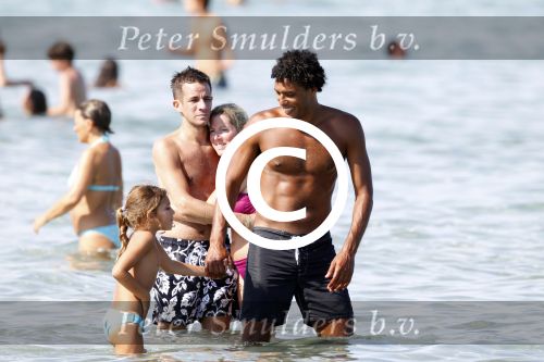 Ibiza 26 juli 2011
Pierre v Hooijdonk met vrouw en kinderen op het strand bij coco beach.
Peter Smulders bv