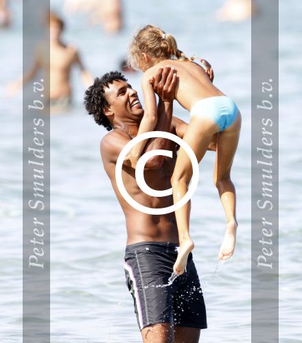 Ibiza 26 juli 2011
Pierre v Hooijdonk met vrouw en kinderen op het strand bij coco beach.
Peter Smulders bv