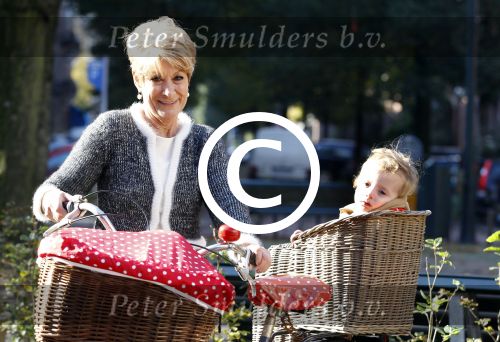 Amsterdam 22 oktober 2011
Puck Croiset met kleinzoon op de fiets.
Peter Smulders bv