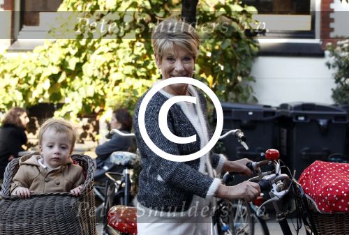 Amsterdam 22 oktober 2011
Puck Croiset met kleinzoon op de fiets.
Peter Smulders bv