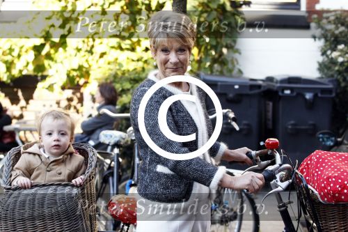 Amsterdam 22 oktober 2011
Puck Croiset met kleinzoon op de fiets.
Peter Smulders bv