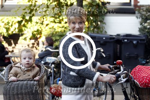 Amsterdam 22 oktober 2011
Puck Croiset met kleinzoon op de fiets.
Peter Smulders bv