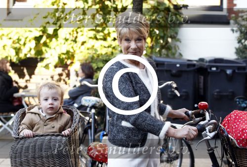 Amsterdam 22 oktober 2011
Puck Croiset met kleinzoon op de fiets.
Peter Smulders bv