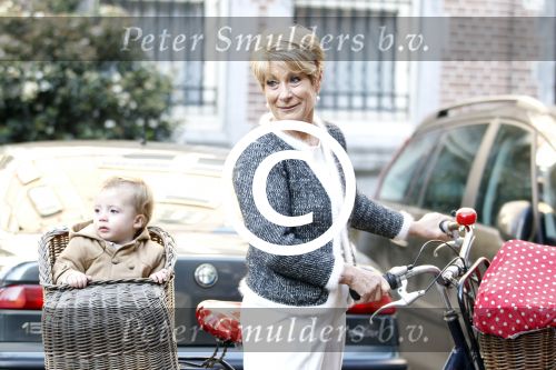 Amsterdam 22 oktober 2011
Puck Croiset met kleinzoon op de fiets.
Peter Smulders bv