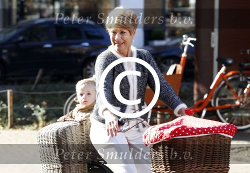Amsterdam 22 oktober 2011
Puck Croiset met kleinzoon op de fiets.
Peter Smulders bv
