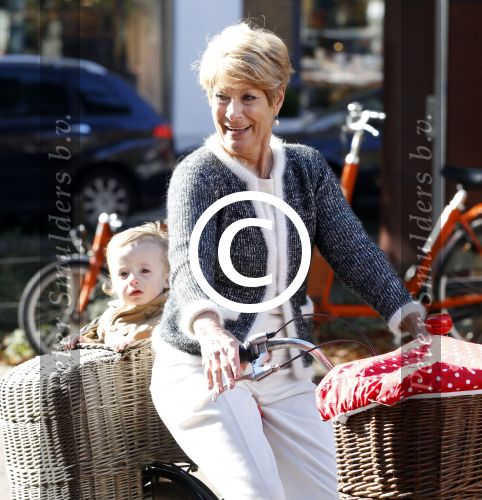 Amsterdam 22 oktober 2011
Puck Croiset met kleinzoon op de fiets.
Peter Smulders bv
