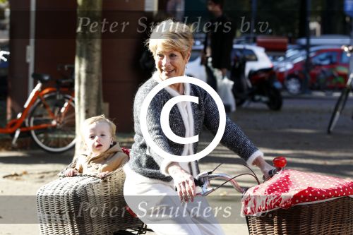 Amsterdam 22 oktober 2011
Puck Croiset met kleinzoon op de fiets.
Peter Smulders bv