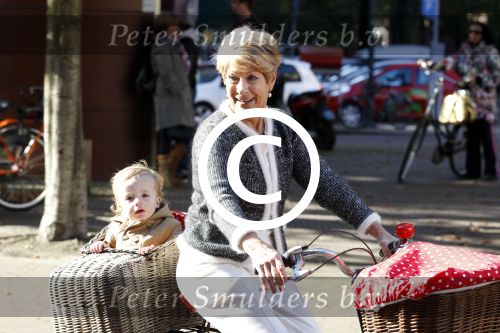 Amsterdam 22 oktober 2011
Puck Croiset met kleinzoon op de fiets.
Peter Smulders bv
