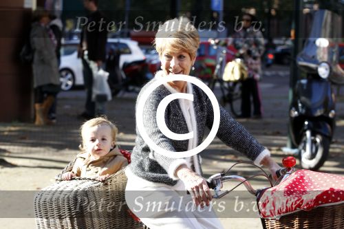 Amsterdam 22 oktober 2011
Puck Croiset met kleinzoon op de fiets.
Peter Smulders bv