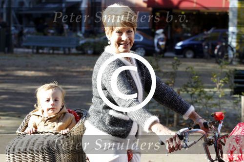 Amsterdam 22 oktober 2011
Puck Croiset met kleinzoon op de fiets.
Peter Smulders bv