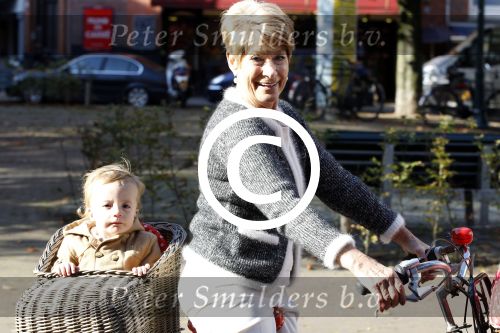 Amsterdam 22 oktober 2011
Puck Croiset met kleinzoon op de fiets.
Peter Smulders bv