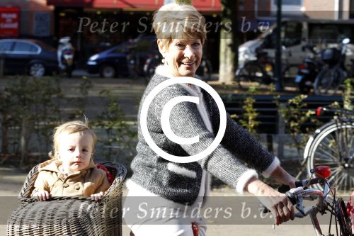 Amsterdam 22 oktober 2011
Puck Croiset met kleinzoon op de fiets.
Peter Smulders bv