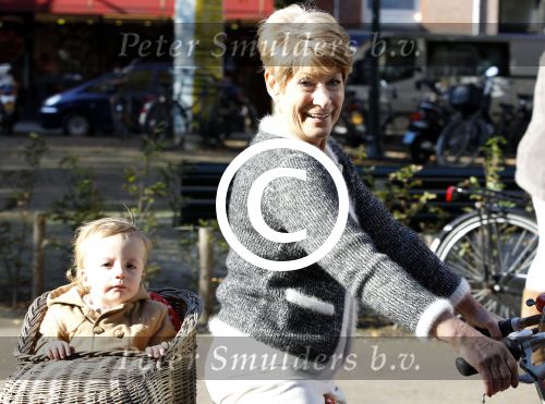 Amsterdam 22 oktober 2011
Puck Croiset met kleinzoon op de fiets.
Peter Smulders bv