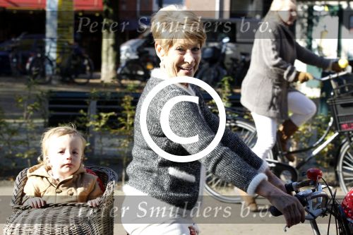Amsterdam 22 oktober 2011
Puck Croiset met kleinzoon op de fiets.
Peter Smulders bv
