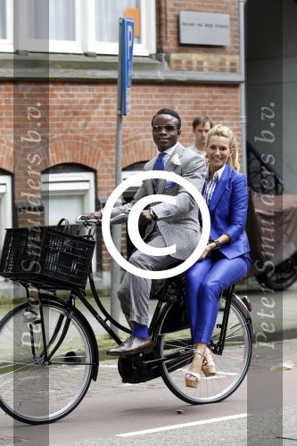 Amsterdam 20 juli 2011
Regilio Tuur met zijn vriendin Laura op terras en op de fiets.
Peter Smulders bv