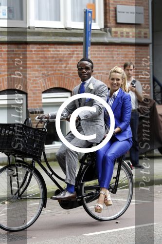 Amsterdam 20 juli 2011
Regilio Tuur met zijn vriendin Laura op terras en op de fiets.
Peter Smulders bv