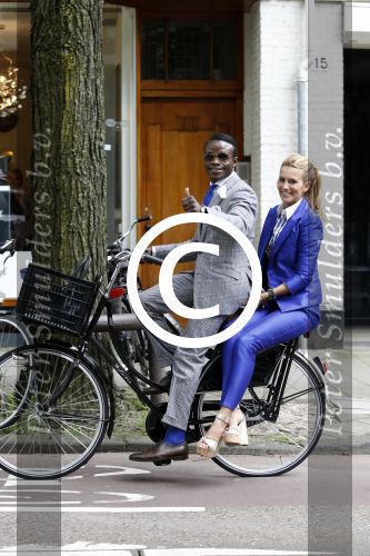 Amsterdam 20 juli 2011
Regilio Tuur met zijn vriendin Laura op terras en op de fiets.
Peter Smulders bv