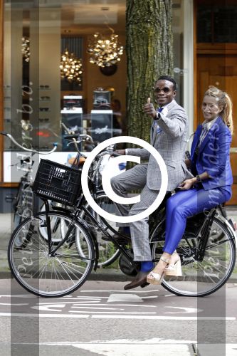 Amsterdam 20 juli 2011
Regilio Tuur met zijn vriendin Laura op terras en op de fiets.
Peter Smulders bv
