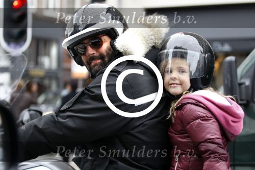 Amsterdam 29 oktober 2011
Reinout Oerlemans met baard en dochter Fiene op de motor.
Peter Smulders bv