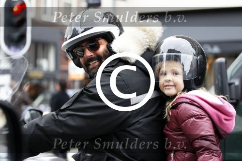 Amsterdam 29 oktober 2011
Reinout Oerlemans met baard en dochter Fiene op de motor.
Peter Smulders bv