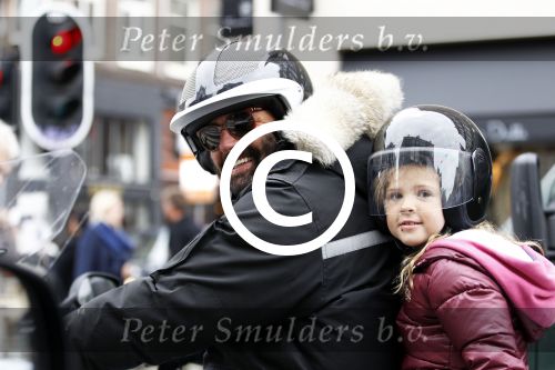 Amsterdam 29 oktober 2011
Reinout Oerlemans met baard en dochter Fiene op de motor.
Peter Smulders bv