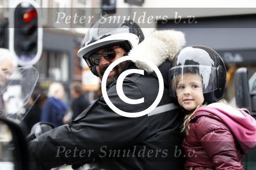 Amsterdam 29 oktober 2011
Reinout Oerlemans met baard en dochter Fiene op de motor.
Peter Smulders bv