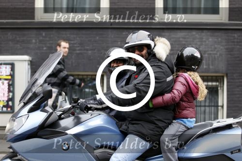 Amsterdam 29 oktober 2011
Reinout Oerlemans met baard en dochter Fiene op de motor.
Peter Smulders bv