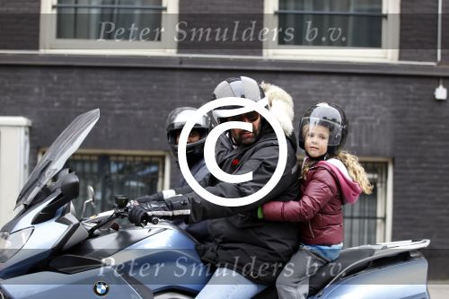 Amsterdam 29 oktober 2011
Reinout Oerlemans met baard en dochter Fiene op de motor.
Peter Smulders bv