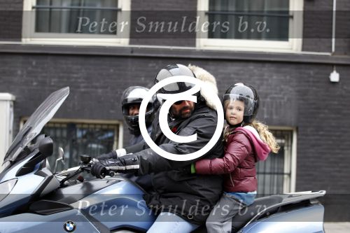 Amsterdam 29 oktober 2011
Reinout Oerlemans met baard en dochter Fiene op de motor.
Peter Smulders bv