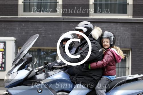 Amsterdam 29 oktober 2011
Reinout Oerlemans met baard en dochter Fiene op de motor.
Peter Smulders bv