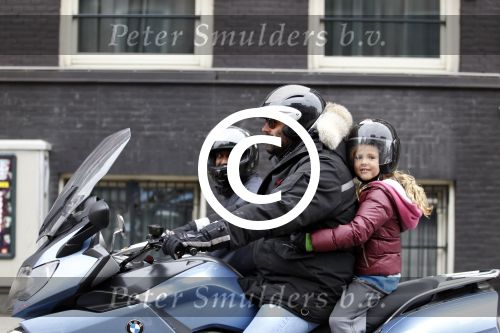 Amsterdam 29 oktober 2011
Reinout Oerlemans met baard en dochter Fiene op de motor.
Peter Smulders bv